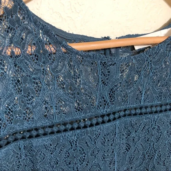 Loft Lace Bell Sleeve Midi Dress‎ - Picture 4 of 8